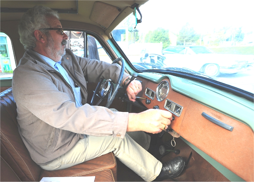 Alla bröderna är biltokiga. Torvald Forsman drar igång en Austin A40 Somerset från 1952 i nyskick. 