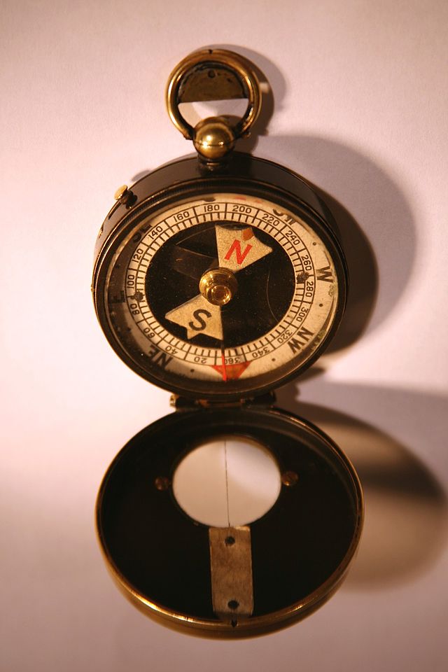 640px-Military_Compass_of_J__Lindsay_Brough
